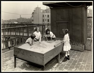 ニューヨーク盲人協会の屋上の砂箱で遊ぶ盲目の女の子、1926年ニューヨーク、111 East 59th Street、1926（銀ゼラチンプリント） 作： Byron Company